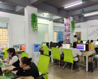 东莞南城广告设计培训班，平面电商设计培训-到华众教育